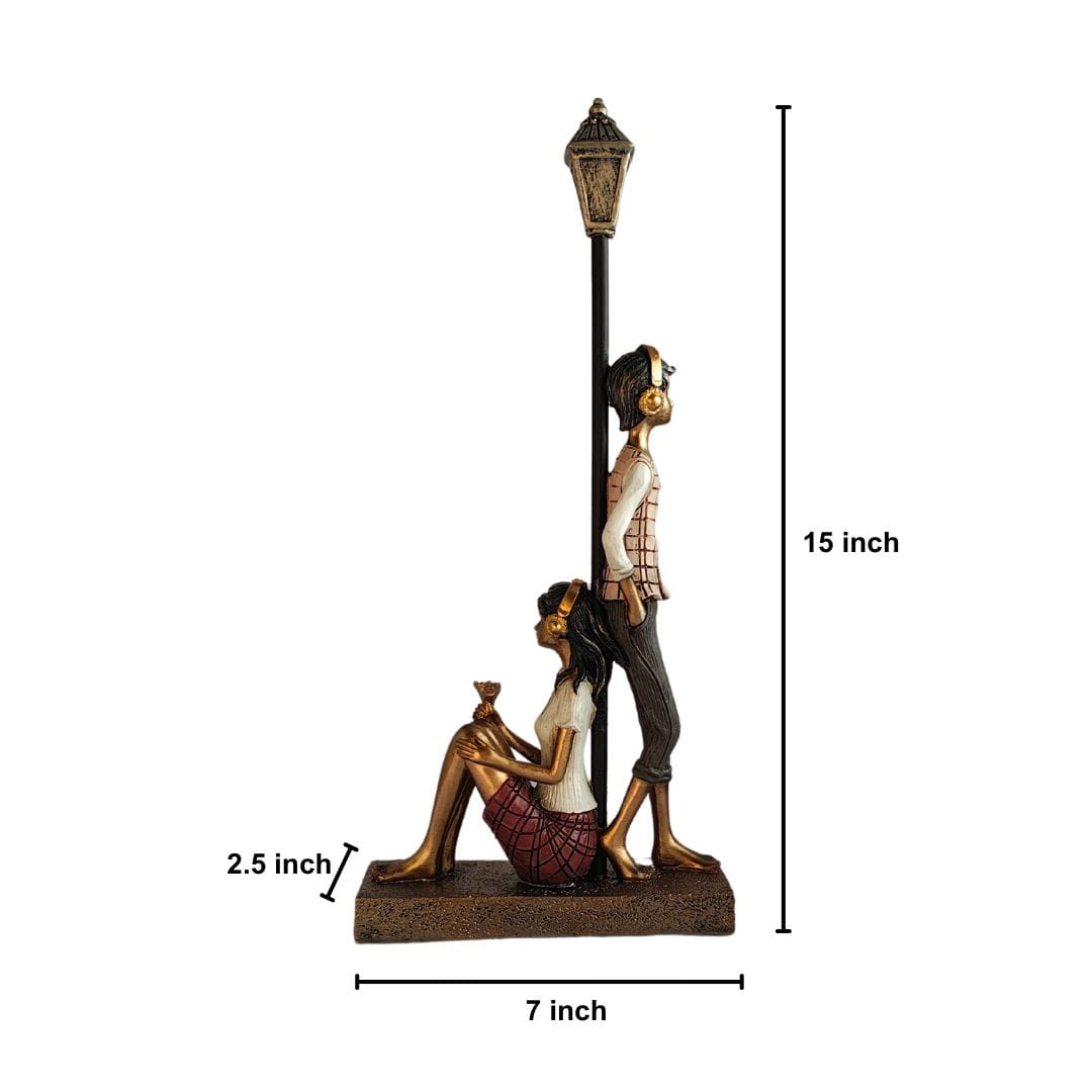 Couple Under Lamp Post Dimension