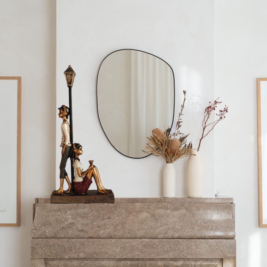 Couple Under Lamp Post Showpiece